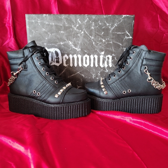 Demonia Shoes - Demonia V-Creeper Black Platform Boots with Chain Detail